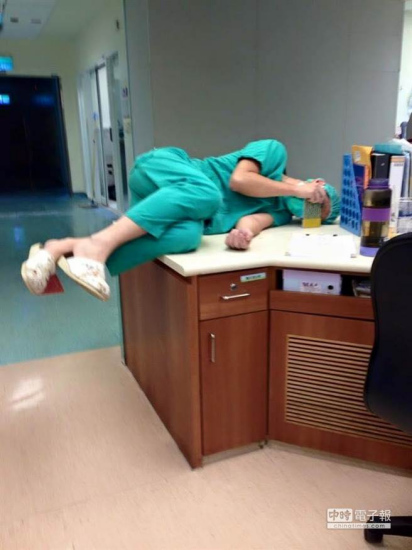 救治粉尘爆炸伤者累坏医护者 医师累瘫桌子当床睡 救治粉尘爆炸伤者累坏医护者 医师累瘫桌子当床睡