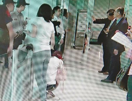 ��Ů����Ц�ƾ���������ը�� ȫ�Ҳ�׼�Ϸɻ�(ͼ)