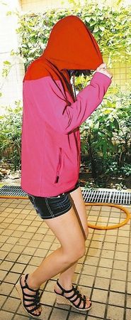 ��Ů����Ц�ƾ���������ը�� ȫ�Ҳ�׼�Ϸɻ�(ͼ)