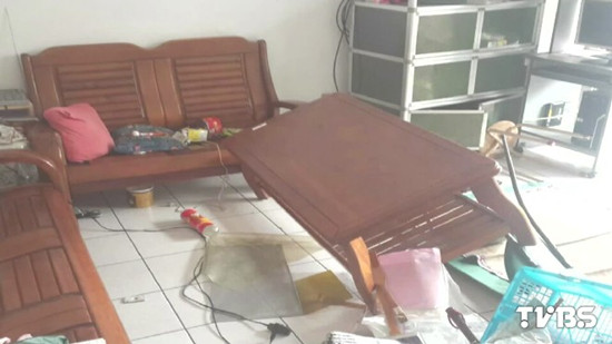 母亲不给买手机 台湾少年拿榔头砸毁家(图) 母亲不给买手机 台湾少年拿榔头砸毁家(图)