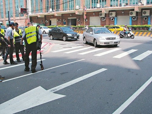台湾基隆市长座车转弯未礼让行人 擦撞女子致轻伤 台湾基隆市长座车转弯未礼让行人 擦撞女子致轻伤