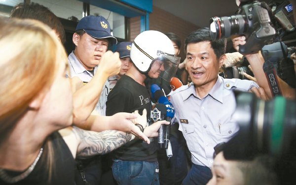 台北捷运砍人凶手生日犯案 落网时遭围殴仍微