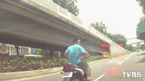 台湾男子错认女友持刀追车欲砍陌生情侣(图)