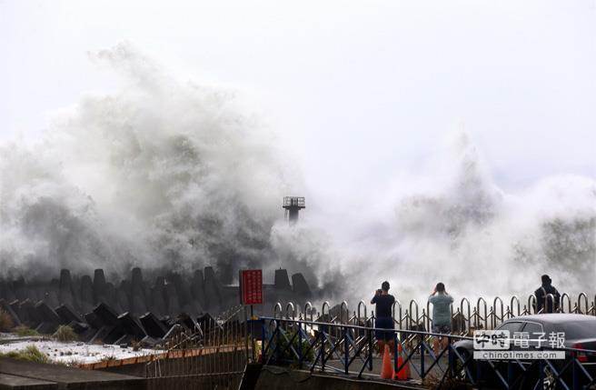 苏迪勒台风卷起巨浪。（图/中时电子报）