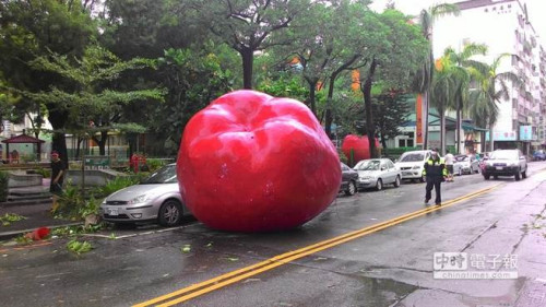 台湾台风街头见闻:观音像拦腰断 硕大苹果路中