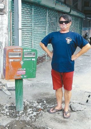 花莲玉里“歪腰”邮筒被扶正游客失望(图)