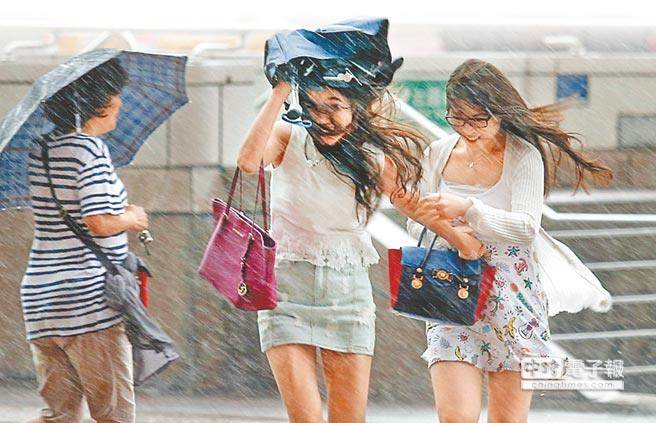 台气象主播称近日又有台风形成 "气象局":尚需观察 台气象主播称近日又有台风形成 "气象局":尚需观察