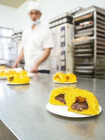 屏东看守所开烘焙班受刑人用蔬果制彩虹面包(图)