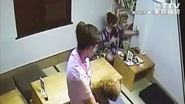 情侣连手偷走冰品店抱枕 店家:他们有先讨论过战术 情侣连手偷走冰品店抱枕 店家:他们有先讨论过战术