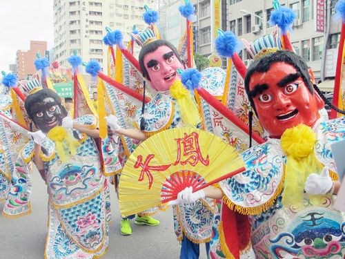 三太子化身福气公仔高雄踩街引民众围观(图)