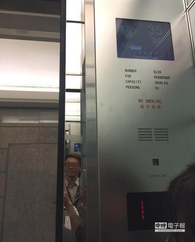 台北101电梯系统梯故障,改用人工操作。(图/民众提供) 台北101电梯系统梯故障,改用人工操作。(图/民众提供)