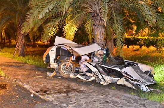 台男子开车撞倒路灯擦撞4树车身全烂人仅受轻伤