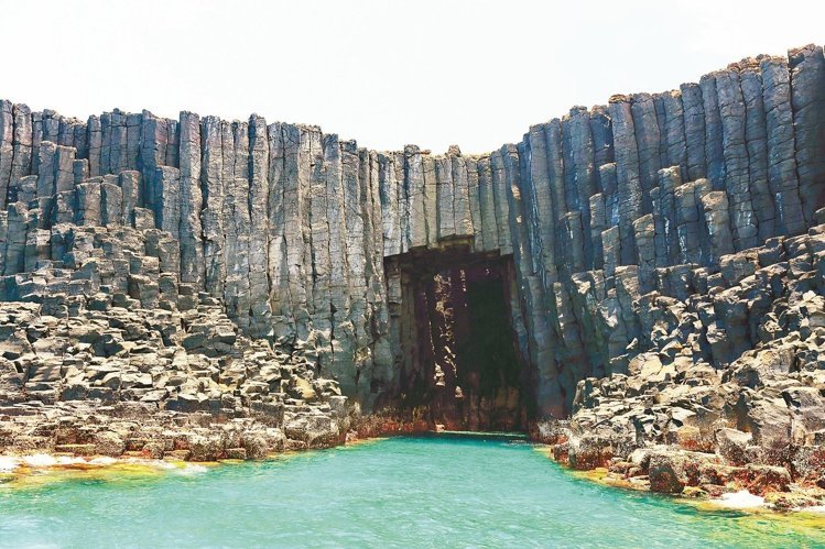 “灶笼”位于西吉屿西北西方,外观宛如大灶灶口。(台媒图) “灶笼”位于西吉屿西北西方,外观宛如大灶灶口。(台媒图)