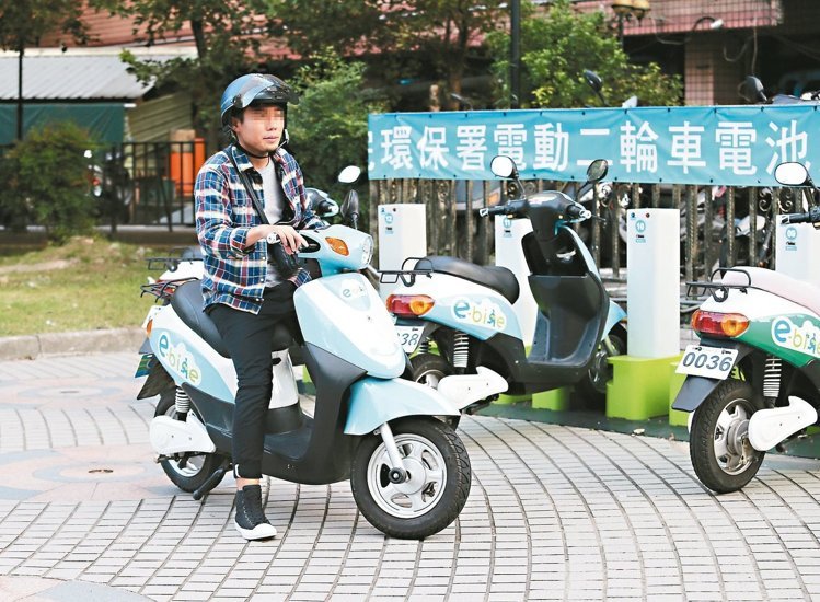 由于六月一名14岁少女无照骑乘E-Bike电动车肇事,十月一日起,台北市政府将禁止电动车骑上人行道。(中时电子报 林澔一摄) 由于六月一名14岁少女无照骑乘E-Bike电动车肇事,十月一日起,台北市政府将禁止电动车骑上人行道。(中时电子报 林澔一摄)