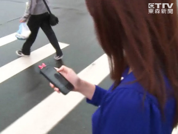 低头族示意图 低头族示意图