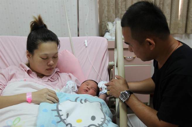 台湾24岁年轻妈妈不忌口 诞下12斤重巨婴