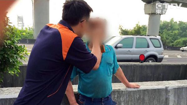 台湾好心小伙儿公路救人竟救到自己亲爹 台湾好心小伙儿公路救人竟救到自己亲爹