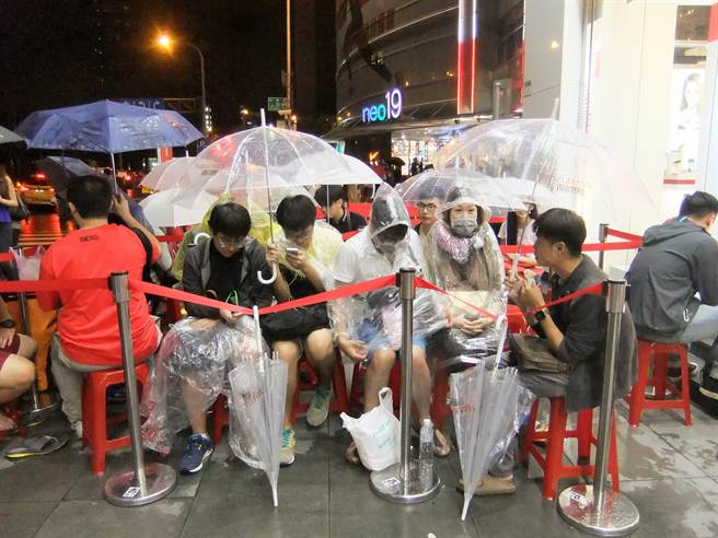 台湾地区iPhone 6s今日凌晨开卖 果粉冒雨抢新机 台湾地区iPhone 6s今日凌晨开卖 果粉冒雨抢新机