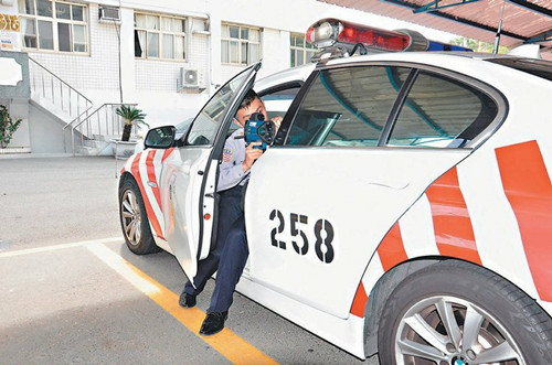 “乌龟车”惹人怨台湾高速公路龟速罚单比超速贵