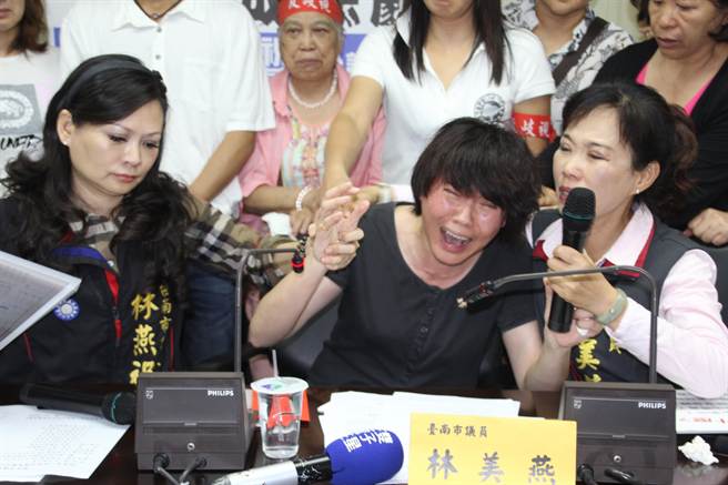 台南女学生跳楼自杀 悔过书控诉老师侮辱母亲(图) 台南女学生跳楼自杀 悔过书控诉老师侮辱母亲(图)