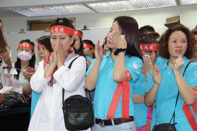 台南女学生跳楼自杀 悔过书控诉老师侮辱母亲(图) 台南女学生跳楼自杀 悔过书控诉老师侮辱母亲(图)