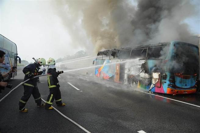 游览车爆胎后起火,整辆车陷火海 游览车爆胎后起火,整辆车陷火海