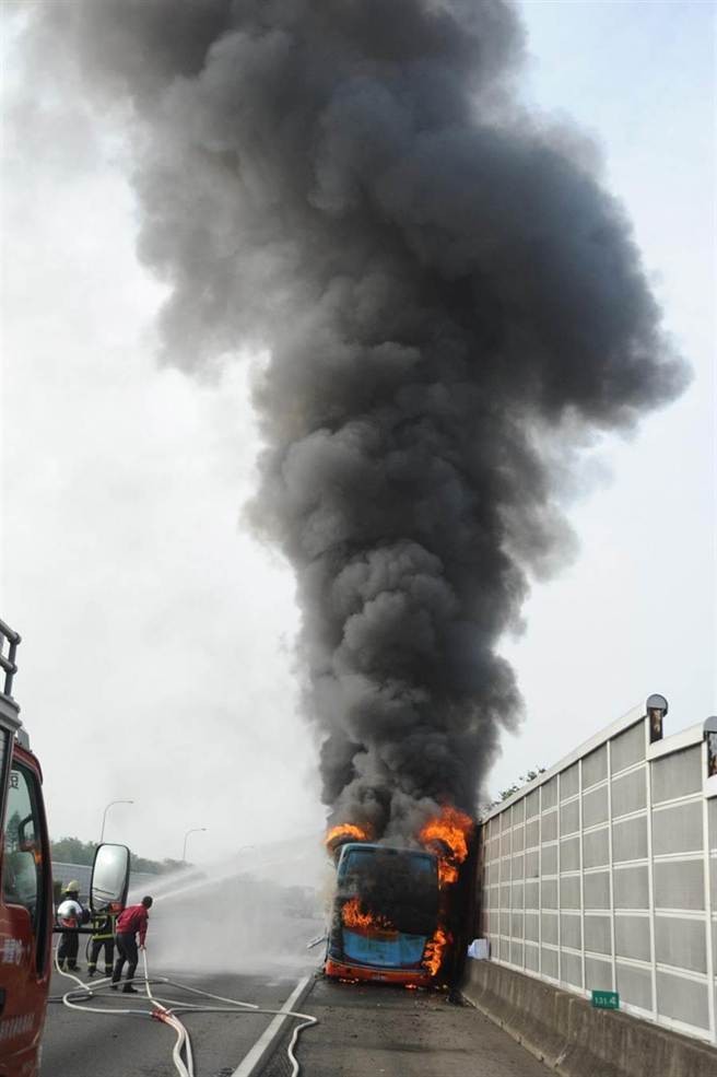 游览车爆胎后起火,整辆车陷火海 游览车爆胎后起火,整辆车陷火海