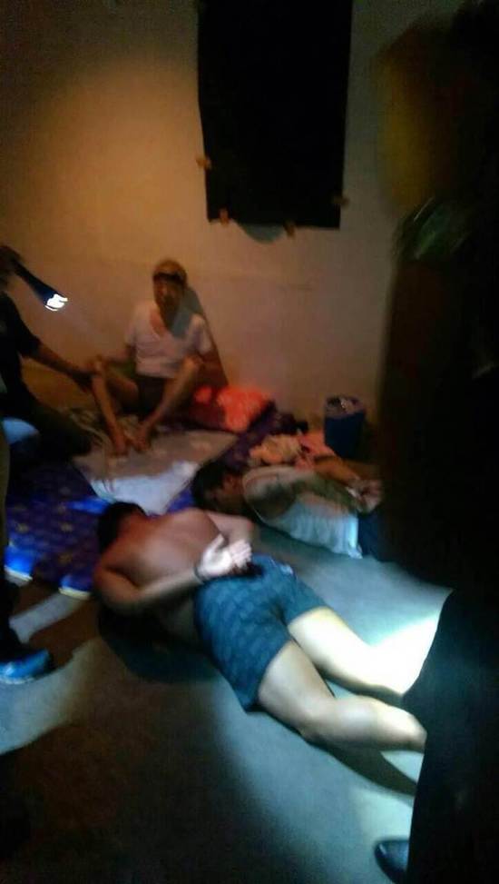 香港富商黄煜坤绑票案宣告侦破,警方27日晚间10时许攻坚,嫌犯被压制在地上,黄煜坤在一旁一脸惊恐。(中国时报)