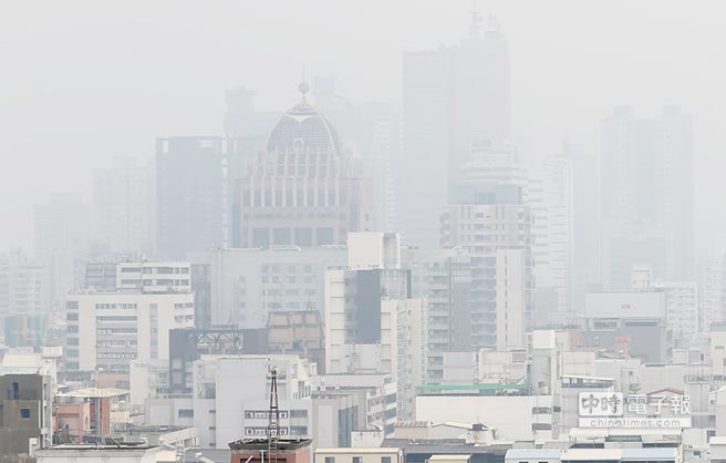 台中举办马拉松路跑 因PM2.5爆表17人热衰竭 台中举办马拉松路跑 因PM2.5爆表17人热衰竭