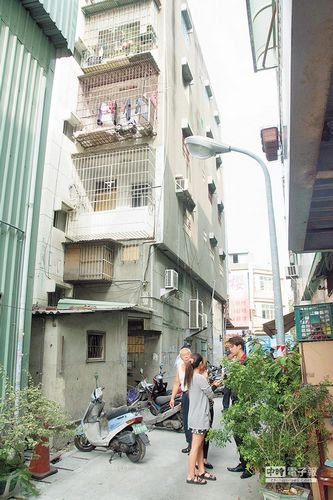 父亲疑酗酒猝死28岁女儿伴尸5天饿死家中(图) 父亲疑酗酒猝死28岁女儿伴尸5天饿死家中(图)