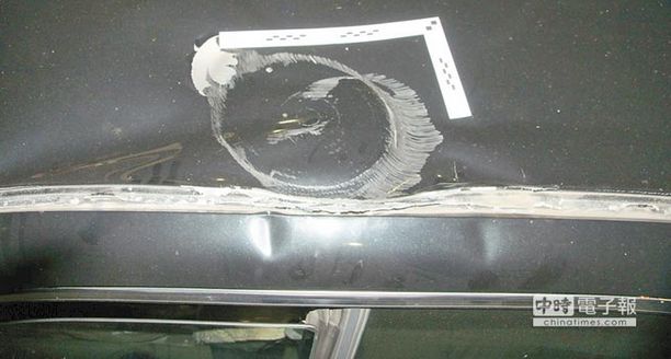 名医为泄愤从24楼扔哑铃杠片砸中轿车吓坏车主 名医为泄愤从24楼扔哑铃杠片砸中轿车吓坏车主