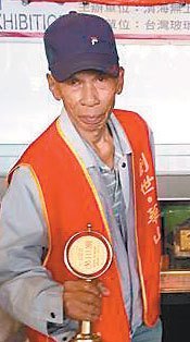 81岁阿公妻儿相继过世每天坚持训练体能慢跑疗伤