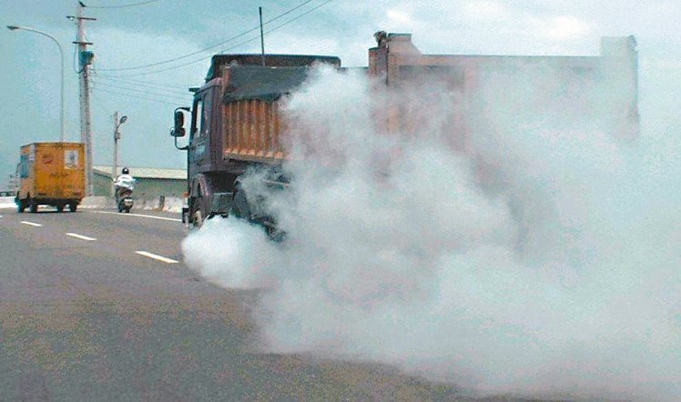 ���ݵ��飬������ŷ���������PM2.5��Ⱦ�����Ԫ�ף�ѧ�߽��飬����Ͼɴ�����ķ����ŷű�׼����ͼ/�����ϱ�����