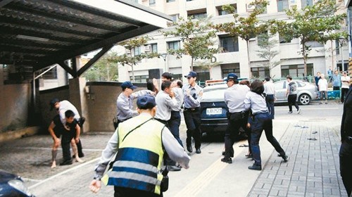台41岁癌症晚期男子扔汽油弹女友活活被烧死