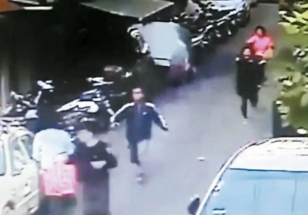 小偷入室盗窃打伤屋主逃跑多位邻居手拿扫把狂追