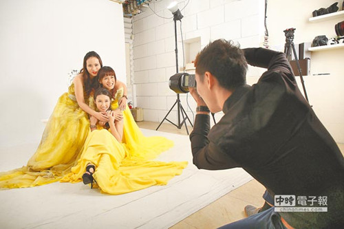 台湾新人创意婚纱引热议:公墓婚纱照搞怪(图)