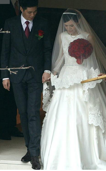 李登辉孙女李坤仪完婚 挽新郎步出翠山庄 李登辉孙女李坤仪完婚 挽新郎步出翠山庄