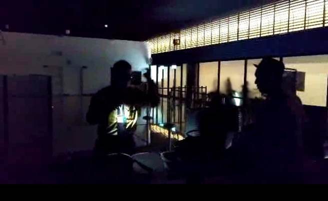 桃园机场连续停电摸黑安检,旅客直呼夸张。(图/《中时电子报》) 桃园机场连续停电摸黑安检,旅客直呼夸张。(图/《中时电子报》)
