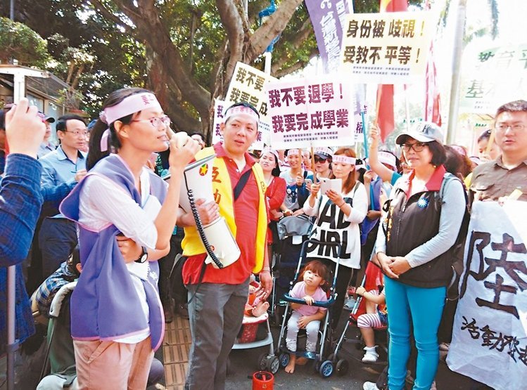 上百名大陆籍新住民日前到“教育部”前抗议,痛陈他们的子女在台湾受教育未受到公平对待。(图/《联合报》) 上百名大陆籍新住民日前到“教育部”前抗议,痛陈他们的子女在台湾受教育未受到公平对待。(图/《联合报》)