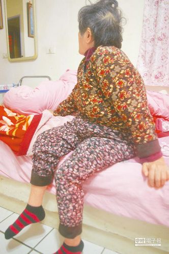 蔡芳美阿嬷再度回想起过去痛苦的往事,眼眶忍不住湿红泛泪,对于日本道歉、赔偿,她叹可能看不到了。(来源:台湾《中国时报》)