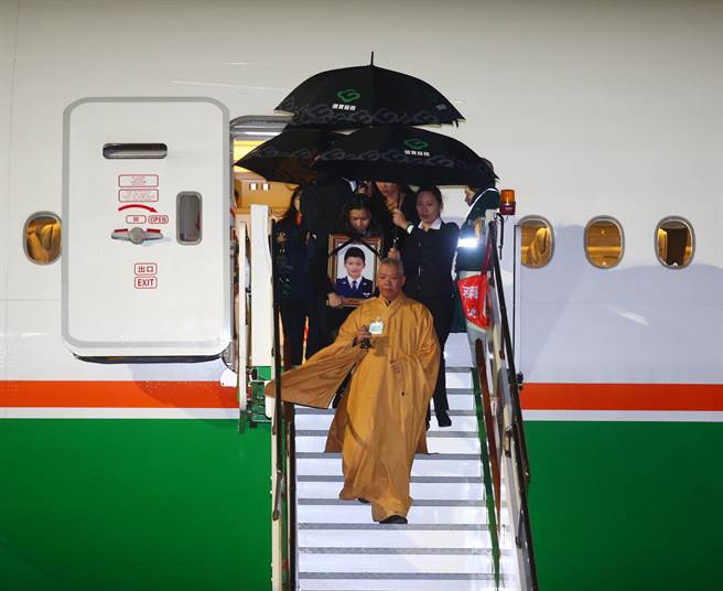 台空军罹难少校高鼎程遗骸今返台 太太:回家了 台空军罹难少校高鼎程遗骸今返台 太太:回家了