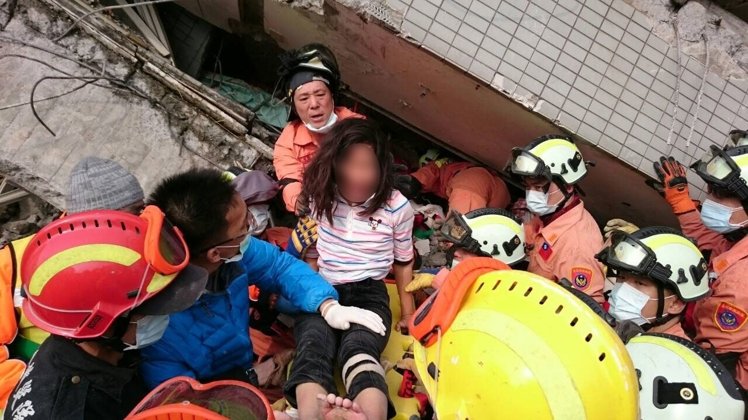 瓦砾中看见两双脚丫 救援人员救出地震中受困姊妹 瓦砾中看见两双脚丫 救援人员救出地震中受困姊妹