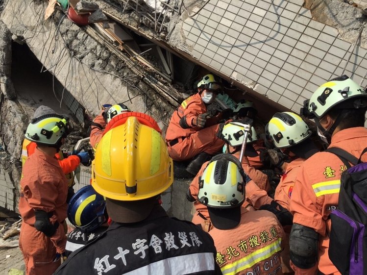 瓦砾中看见两双脚丫 救援人员救出地震中受困姊妹 瓦砾中看见两双脚丫 救援人员救出地震中受困姊妹