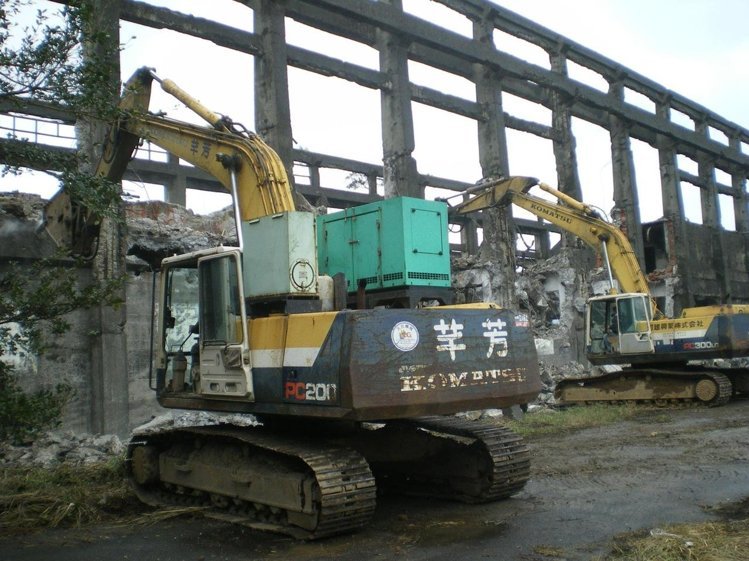 昨天下午造船厂突然怪手进驻,进行拆除工作,引发民众恐慌与困惑。(图/《联合报》) 昨天下午造船厂突然怪手进驻,进行拆除工作,引发民众恐慌与困惑。(图/《联合报》)