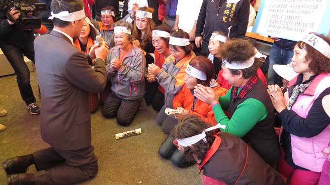 民众反对县设火葬场向乡长下跪(图) 民众反对县设火葬场向乡长下跪(图)