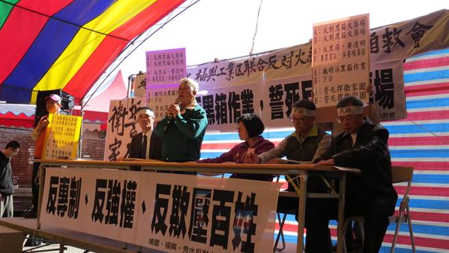 民众反对县设火葬场向乡长下跪(图) 民众反对县设火葬场向乡长下跪(图)