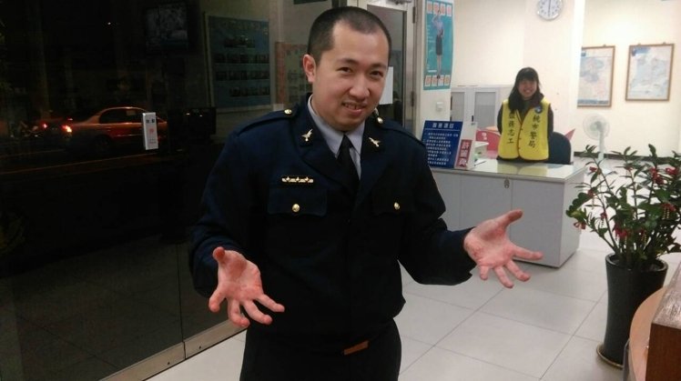 热心民警当起"喵星人"与"汪星人"守护者(图) 热心民警当起"喵星人"与"汪星人"守护者(图)