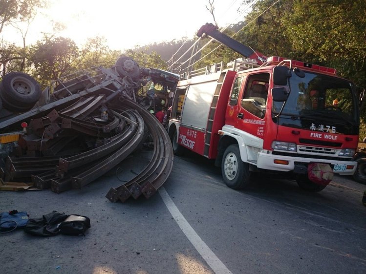 台湾一游览车与拖板车相撞 2人死亡20多人受伤 台湾一游览车与拖板车相撞 2人死亡20多人受伤