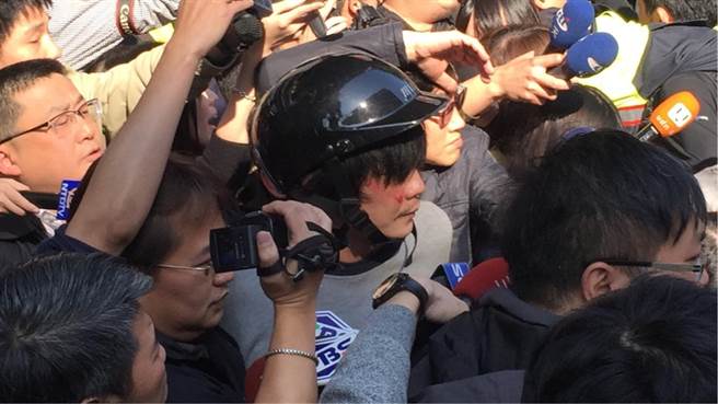 台湾男子残杀4岁女童引众怒 移送时遭民众追打 台湾男子残杀4岁女童引众怒 移送时遭民众追打