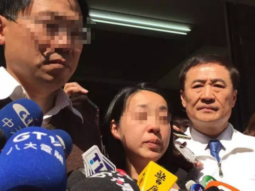 被害女童的父亲(左)与母亲(中)受访